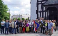 1. Uczestnicy Obchodów przed Kościołem w Miliczu