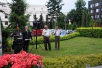 Ks. G. Czaja śpiewa „Balladę o szczęściu” w Ogrodach Sejmowej Restauracji
